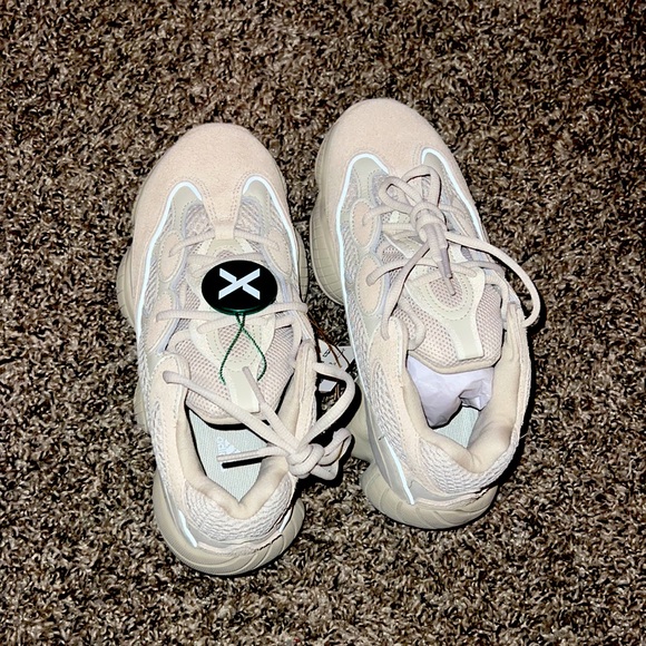 Yeezy 500 size in men never worn